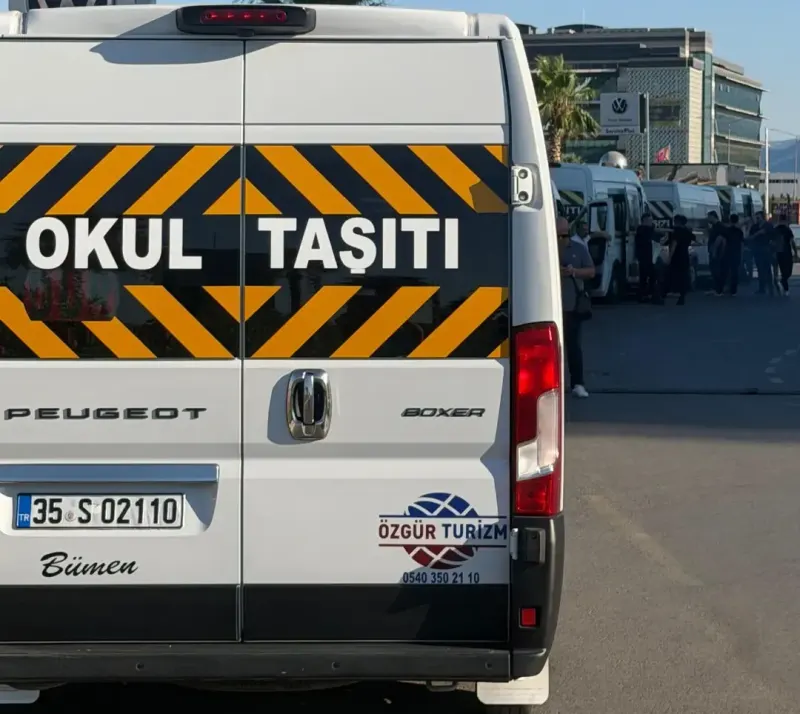 Okul taşıtı levhalı Özgür Turizm öğrenci servisi