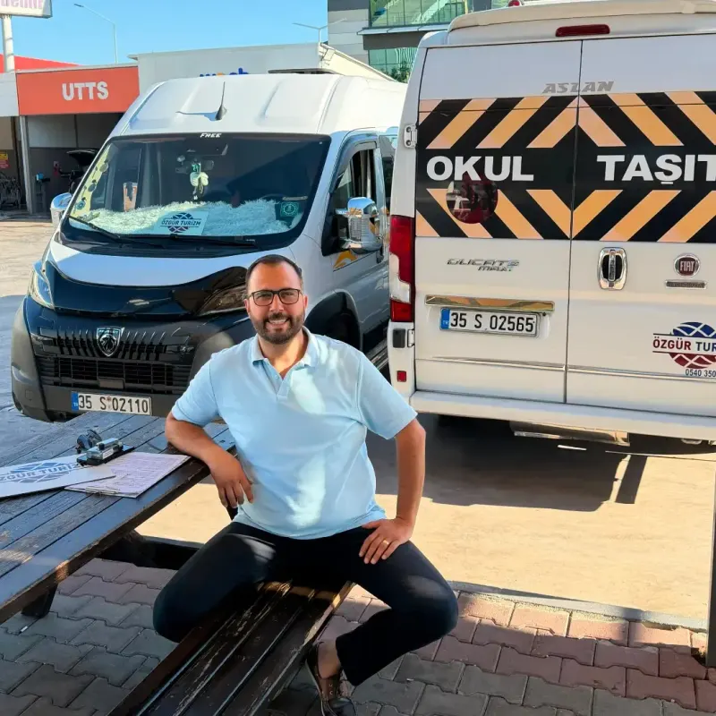 Okul taşıtı ve Özgür Turizm ekibi