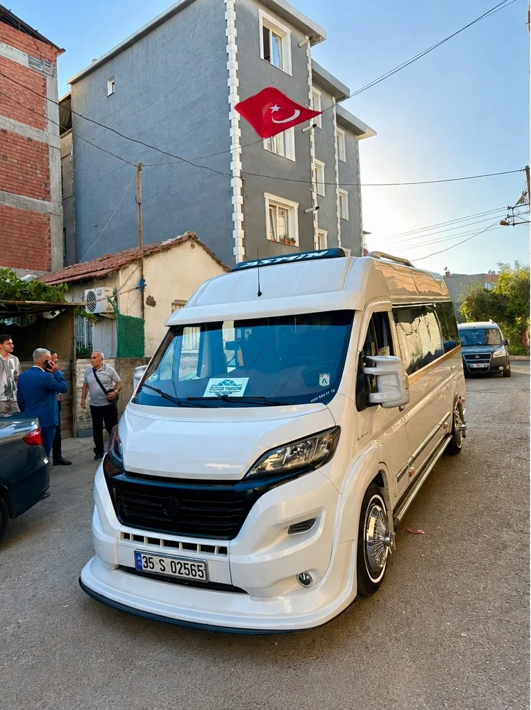 Özgür Turizm servis aracı mahallede