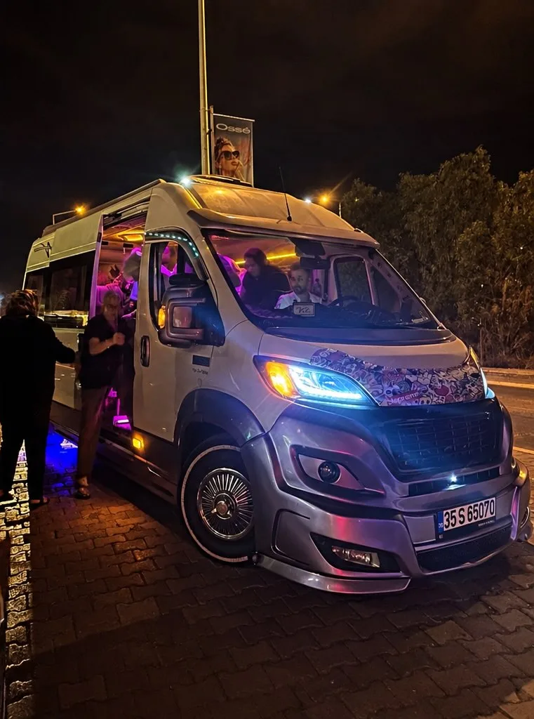 Gece ışıklandırmalı VIP transfer minibüsü