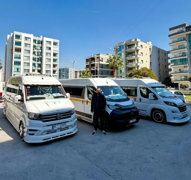 Özgür Turizm yetkilisi minibüs filosuyla