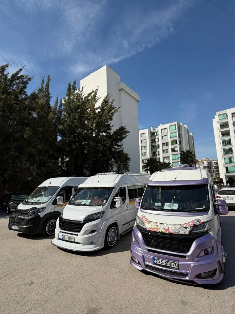 Özgür Turizm minibüsleri yan yana