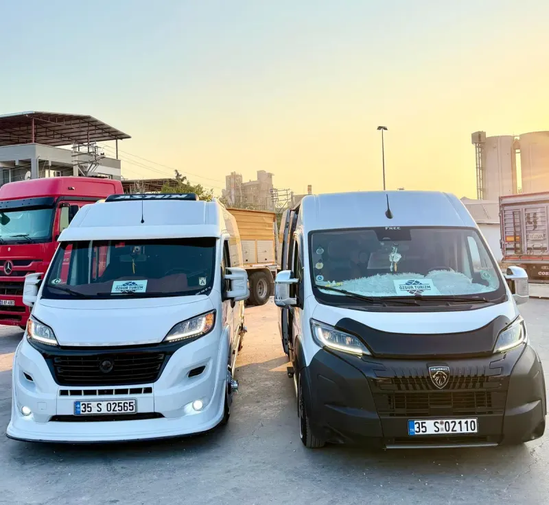 Gün batımında Özgür Turizm servis araçları