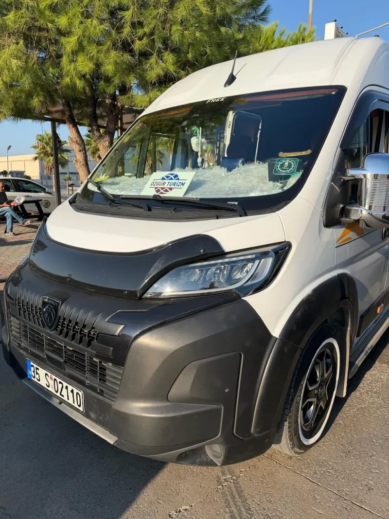 Özgür Turizm servis minibüsü önden